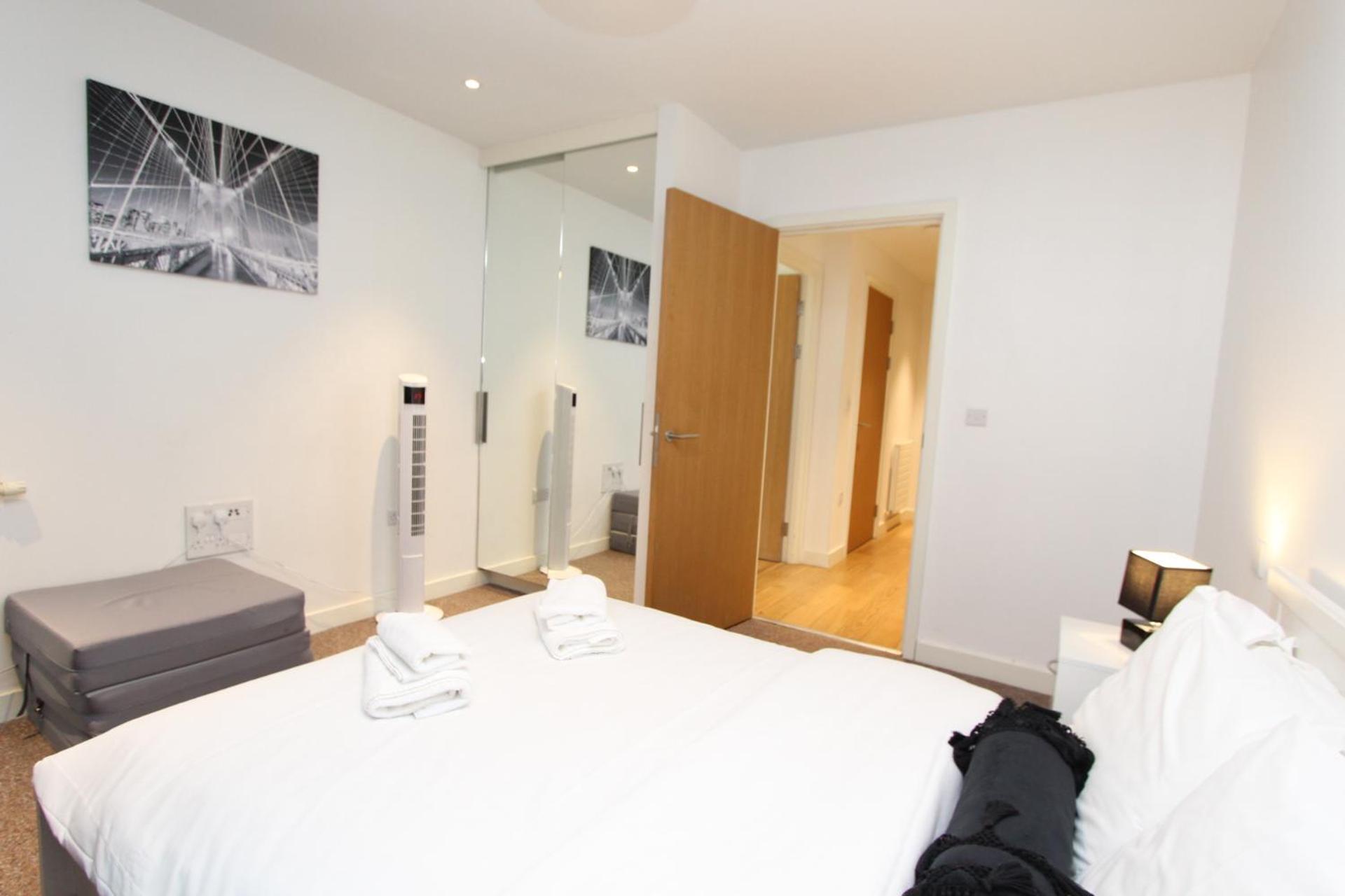 Spacious & Modern 1 Bedroom Close To Station In E16 Leilighet