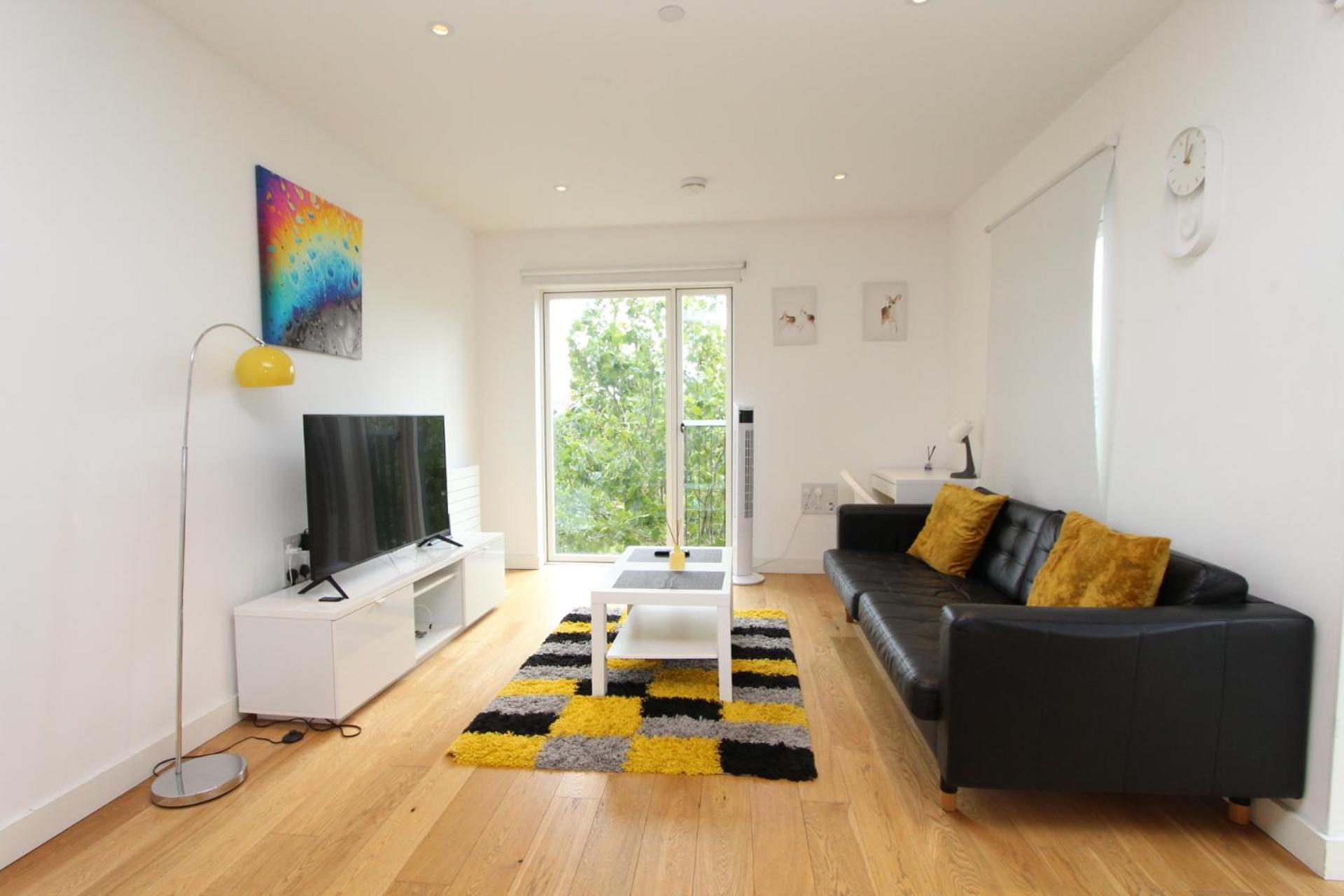 Spacious & Modern 1 Bedroom Close To Station In E16 Leilighet *