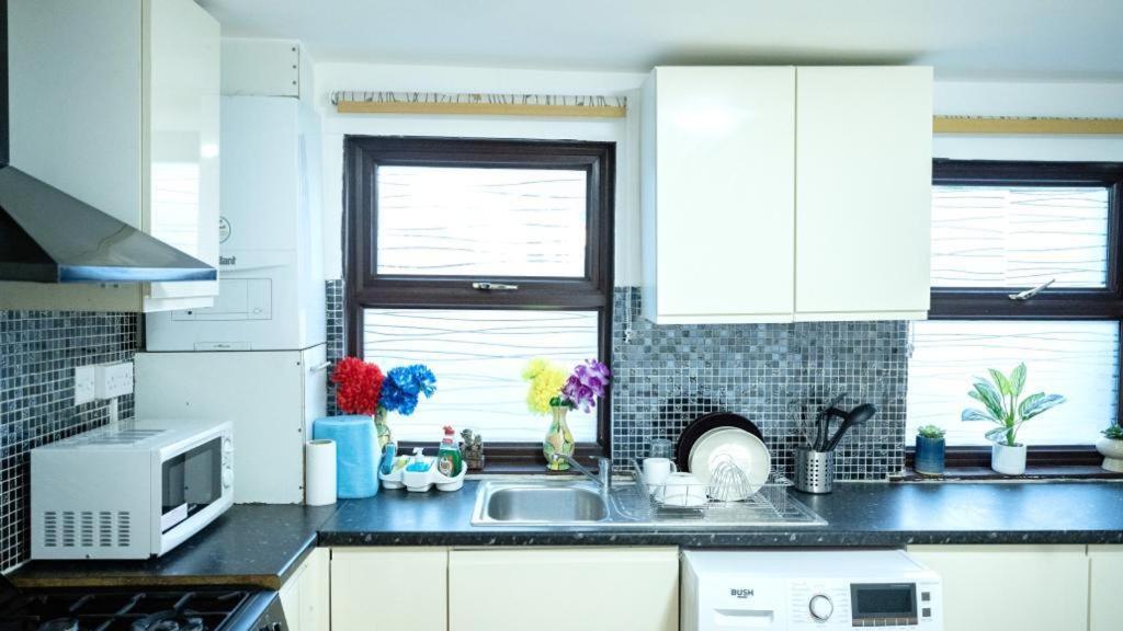 Spacious 2 Bedroom Flat Apartment *
