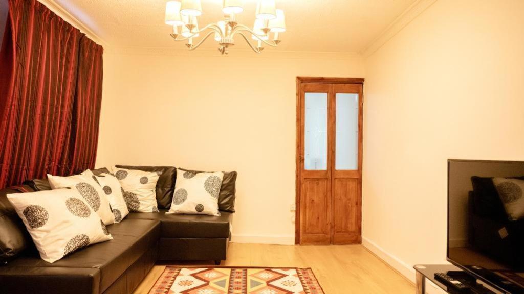 Spacious 2 Bedroom Flat Apartment