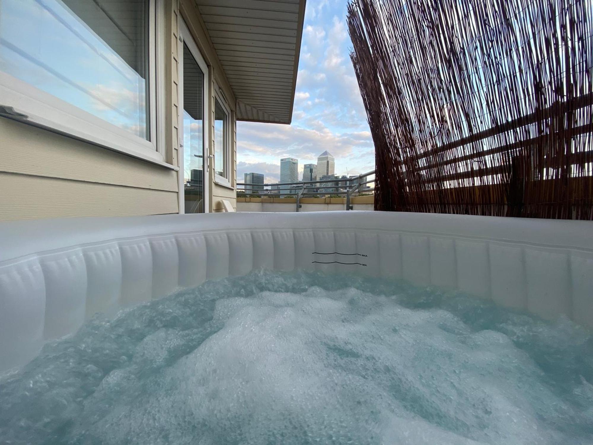 Panoramic City Views, Free Wifi, Canary Wharf Penthouse