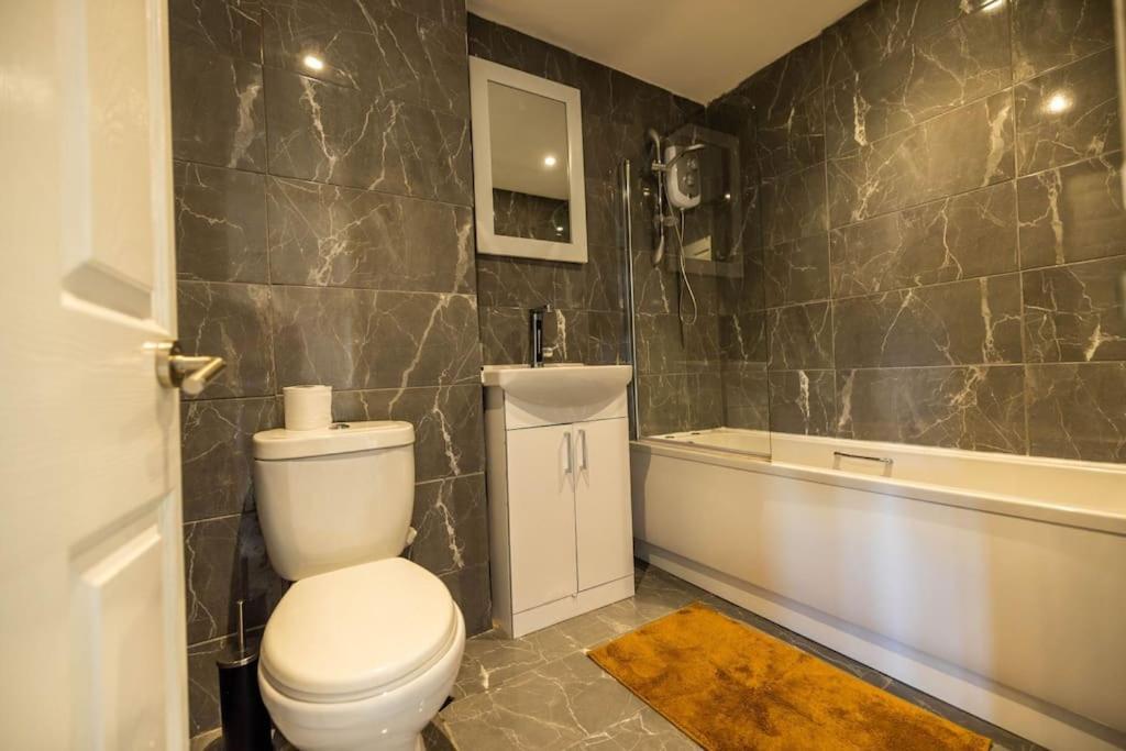 2 Bedrooms -parking-very Spacious-wifi Leilighet