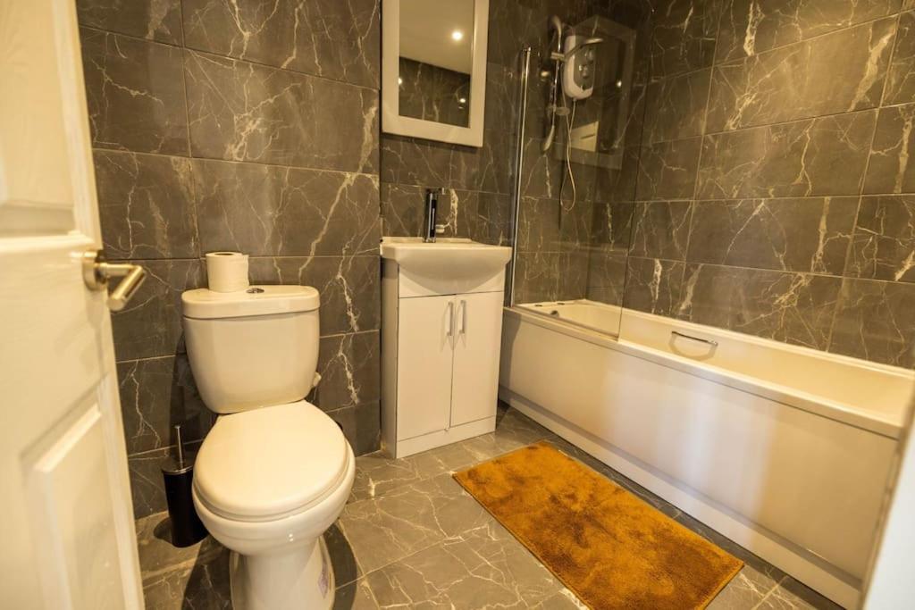 2 Bedrooms -parking-very Spacious-wifi Leilighet *