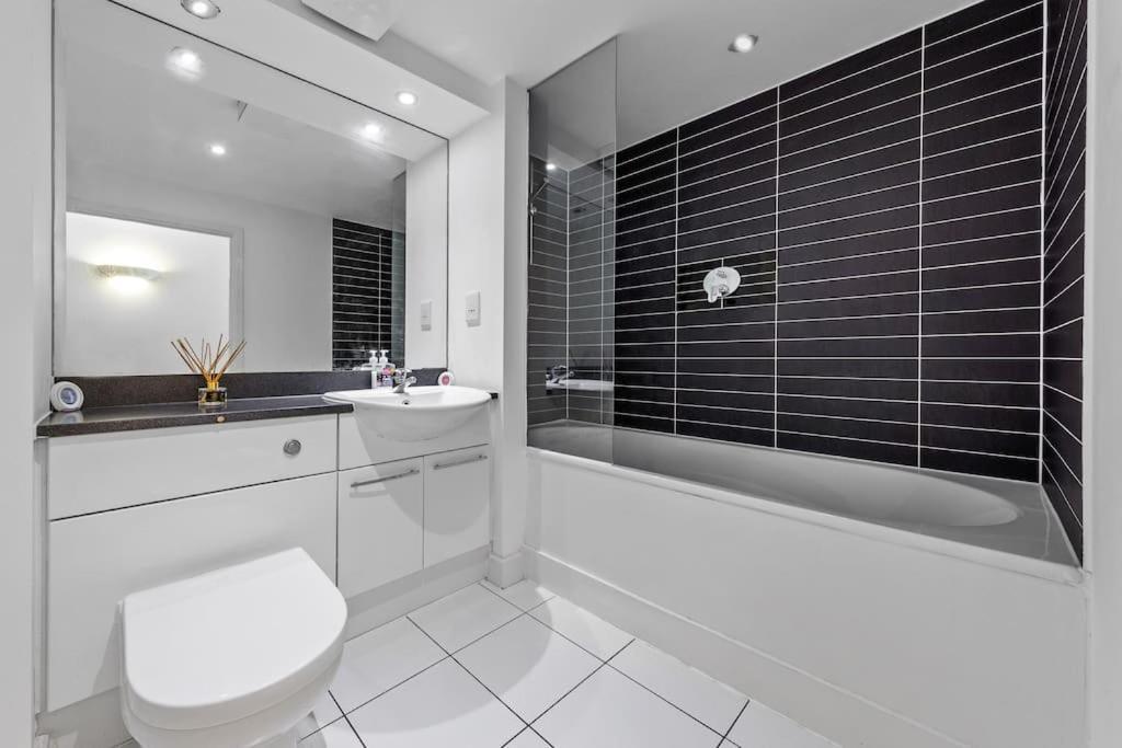 Lovely & Cosy 2 Beds Skyline View Apartment