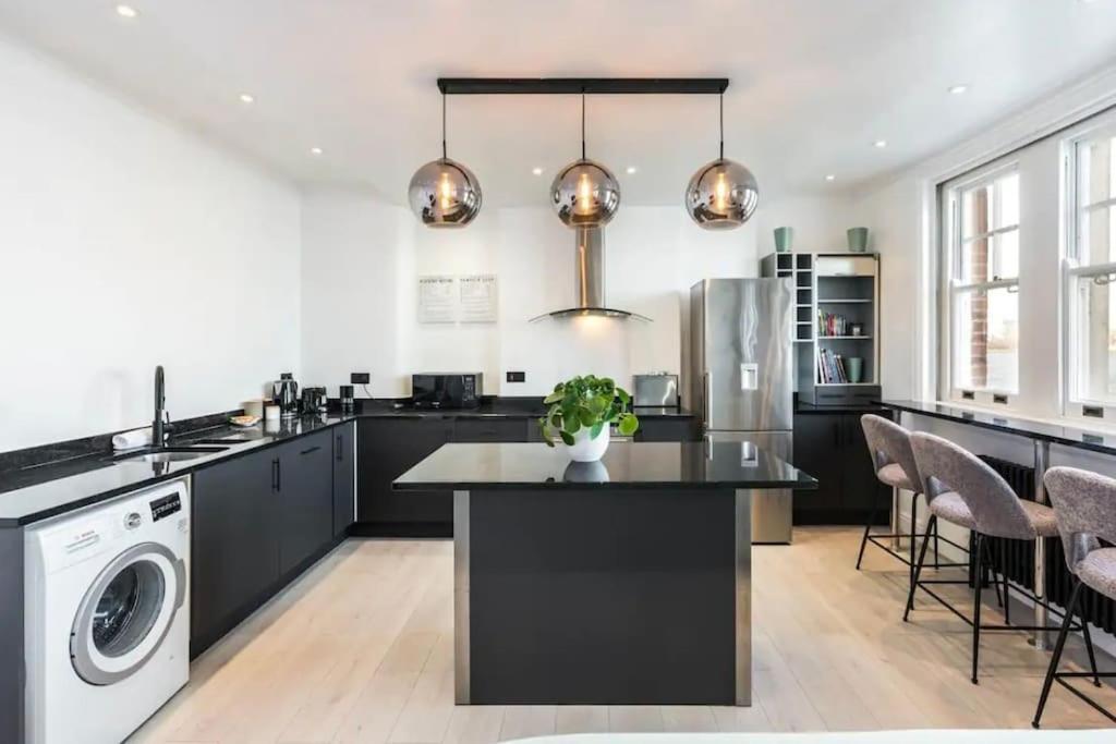 3 X Bedroom Riverside Flat With Hot Tub On Roof Terrace * Londen