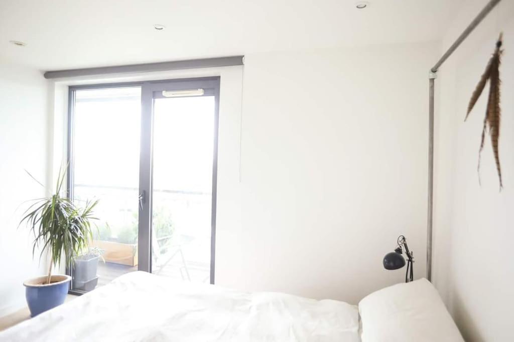 Big 2 Bedroom Flat Overlooking Canal & Park * London