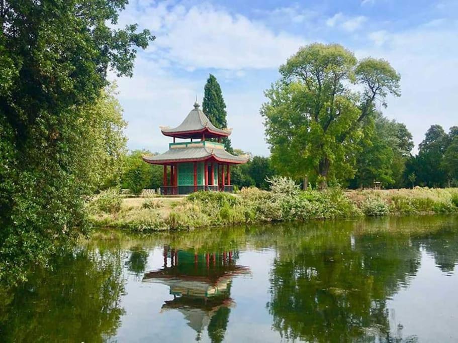 Big 2 Bedroom Flat Overlooking Canal & Park *