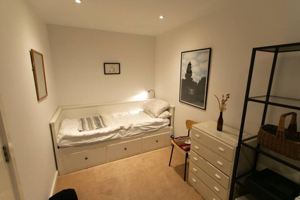 Big 2 Bedroom Flat Overlooking Canal & Park