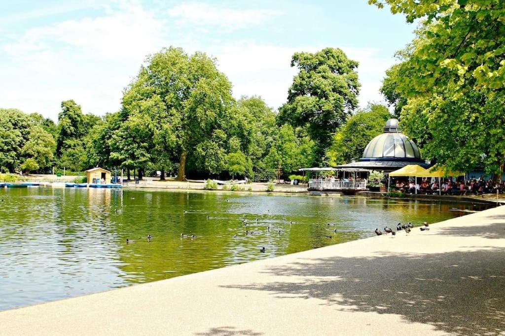 Big 2 Bedroom Flat Overlooking Canal & Park Apartment