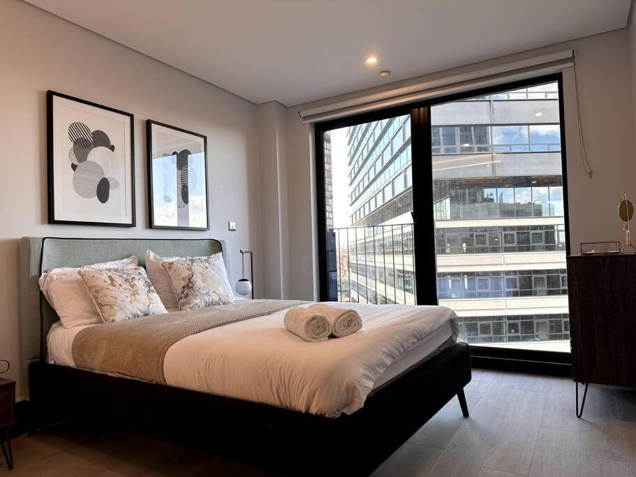 The Glamour Of Shoreditch Apartment London