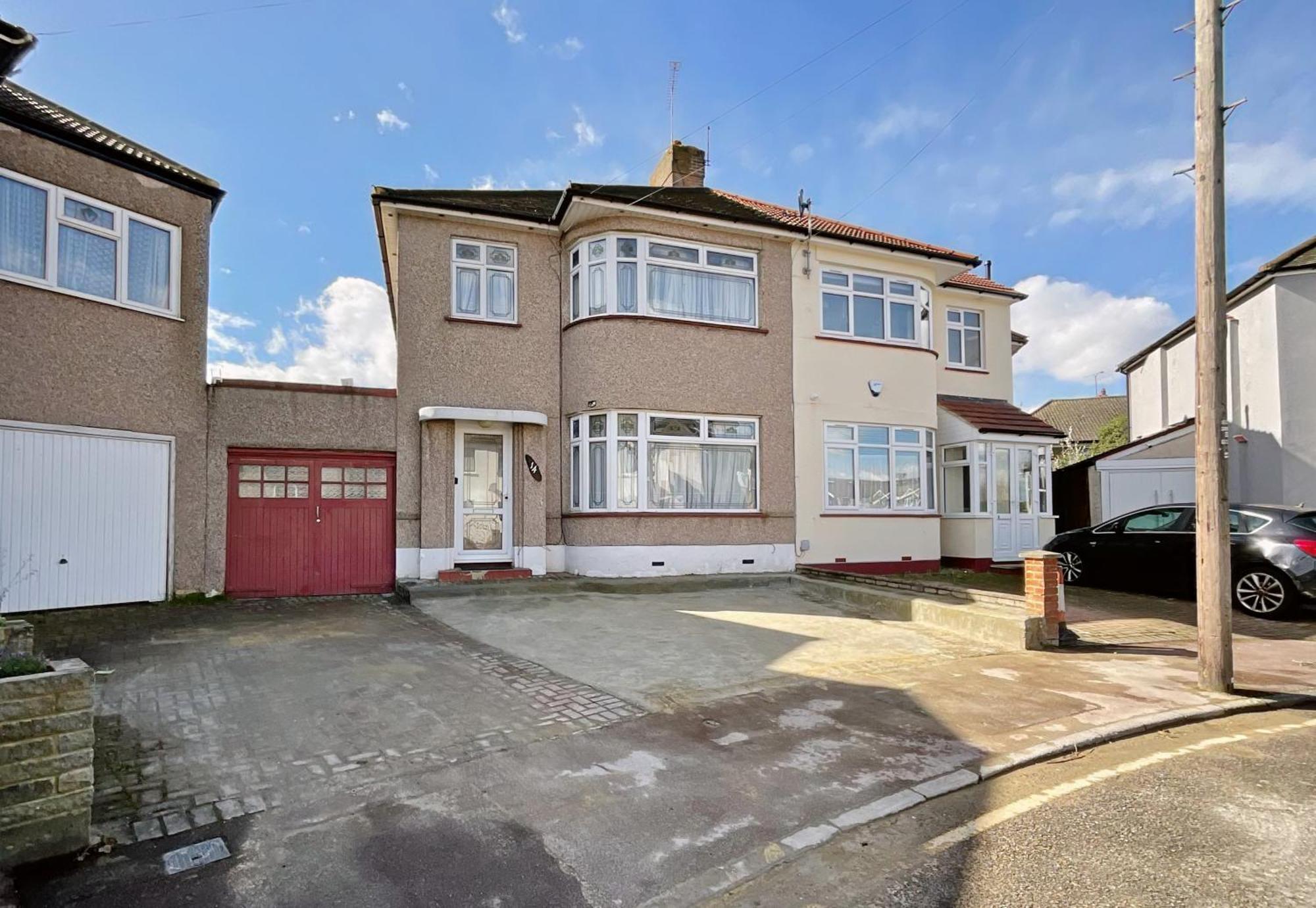 Barking House Sleeps 12 - Parking - Train Tube - Airport Holiday home *