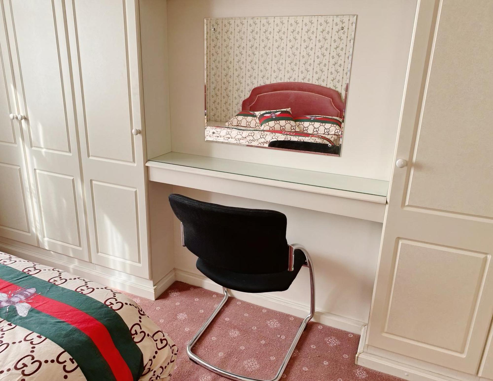 Barking House Sleeps 12 - Parking - Train Tube - Airport *