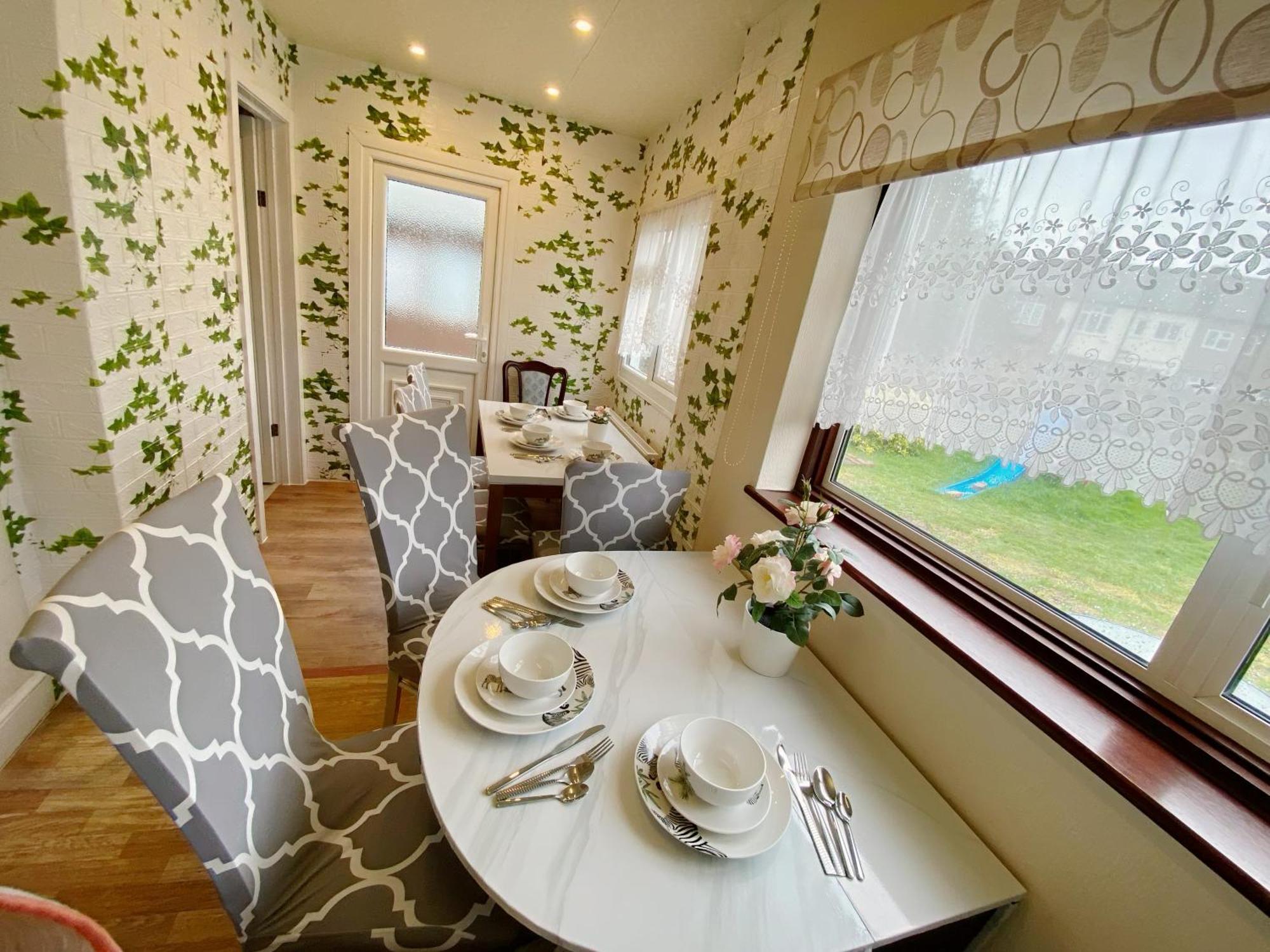 Barking House Sleeps 12 - Parking - Train Tube - Airport * London