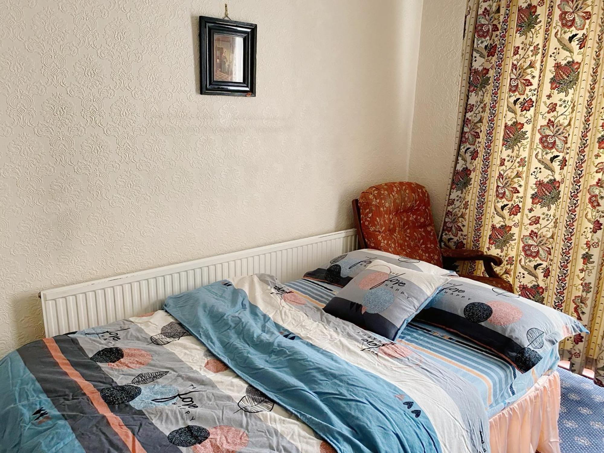 Barking House Sleeps 12 - Parking - Train Tube - Airport