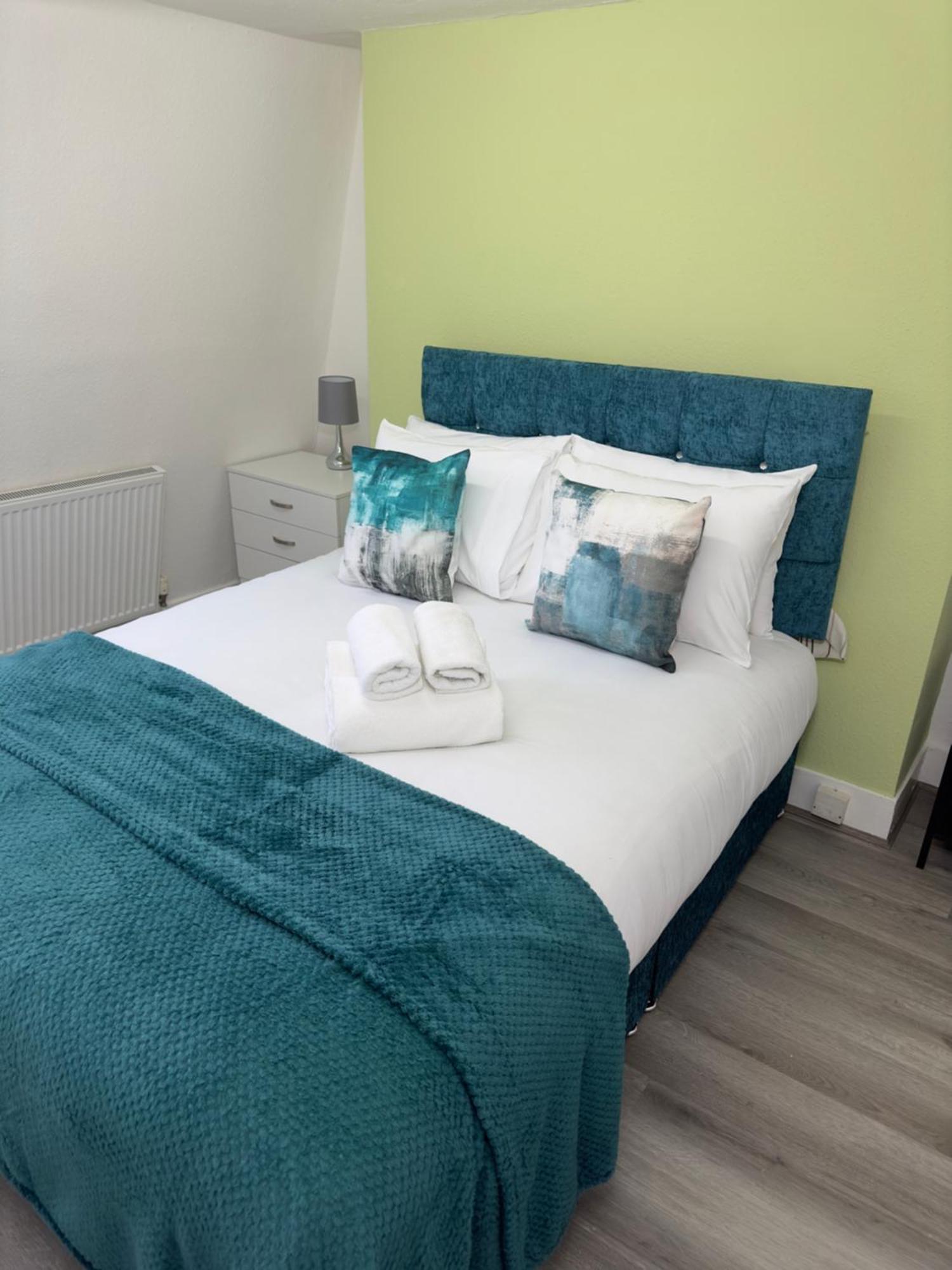 Newly Decorated 5-bed Hackney Townhouse *