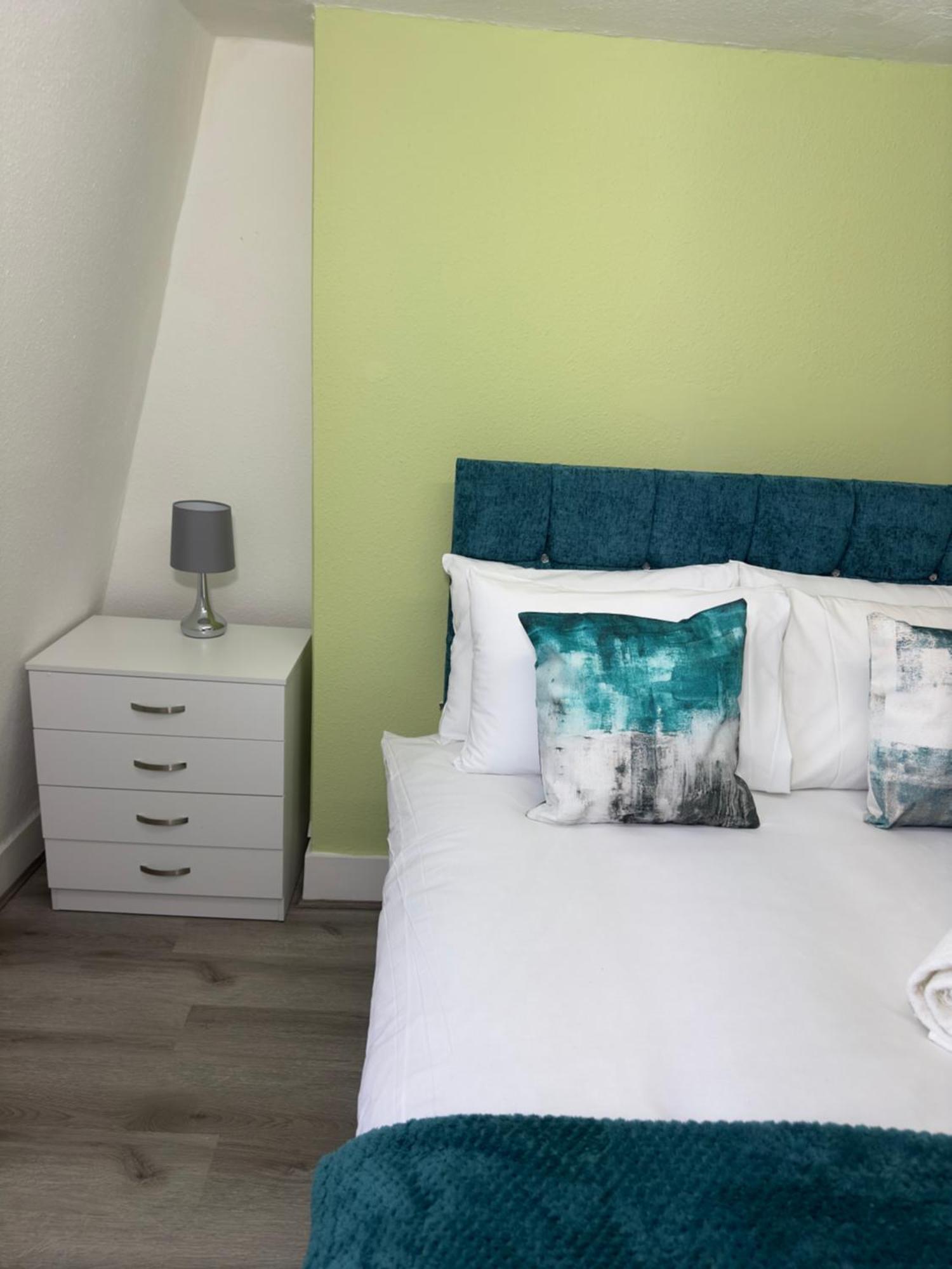 Newly Decorated 5-bed Hackney Townhouse London