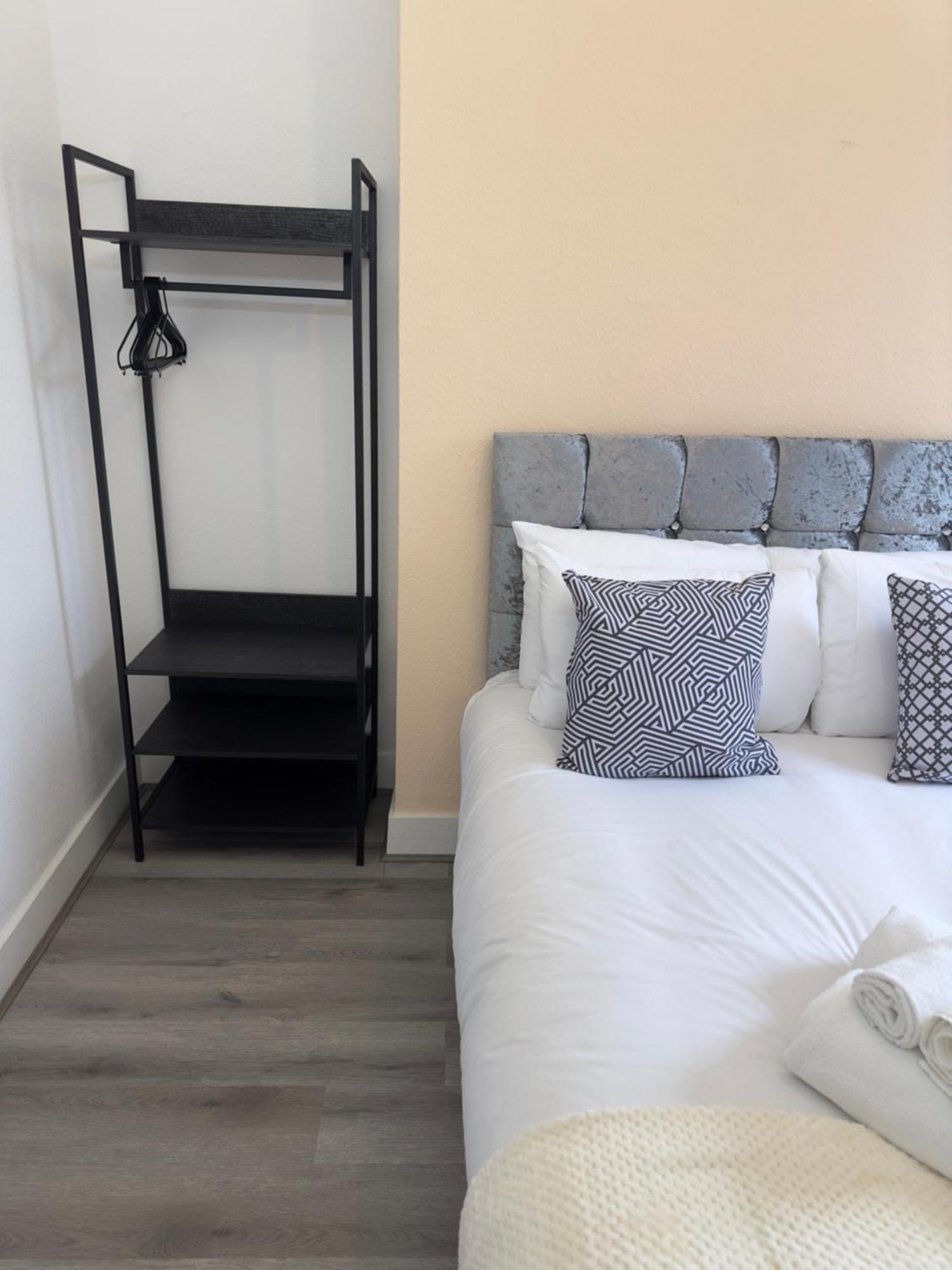 Newly Decorated 5-bed Hackney Townhouse Holiday home