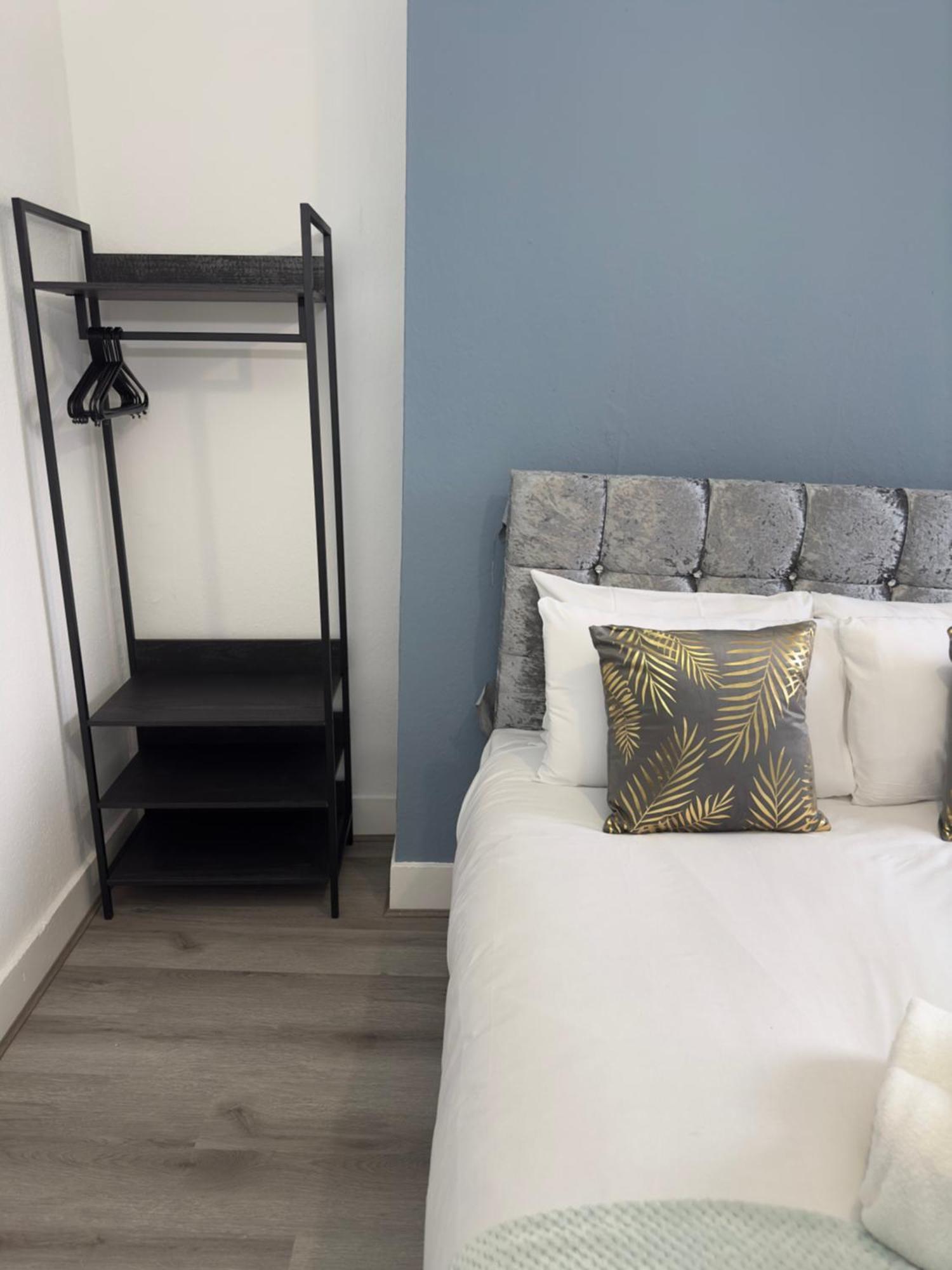 Newly Decorated 5-bed Hackney Townhouse * London