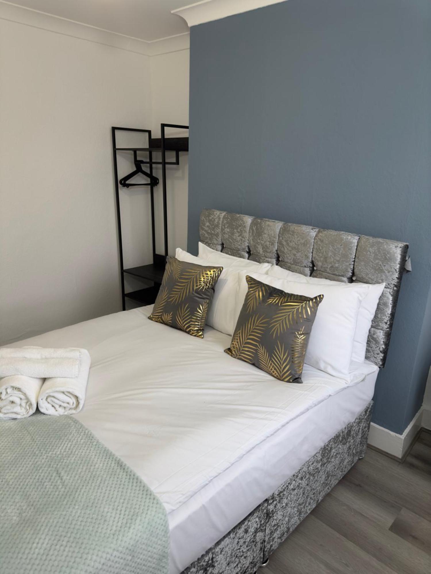 Newly Decorated 5-bed Hackney Townhouse London