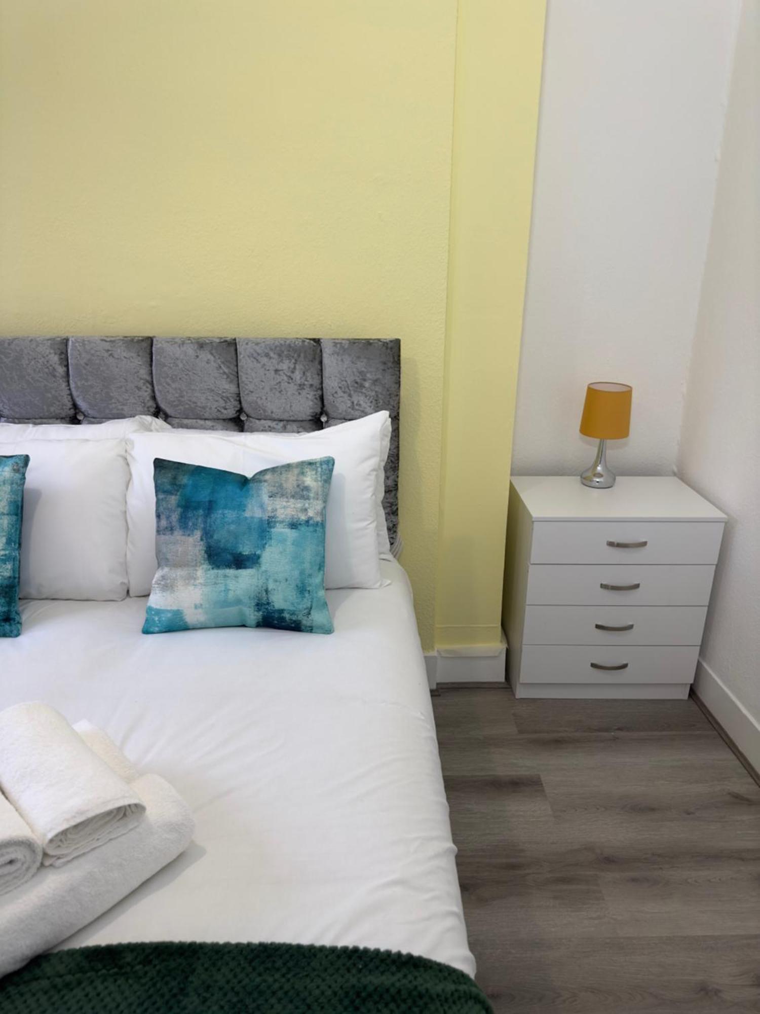 Newly Decorated 5-bed Hackney Townhouse Holiday home London