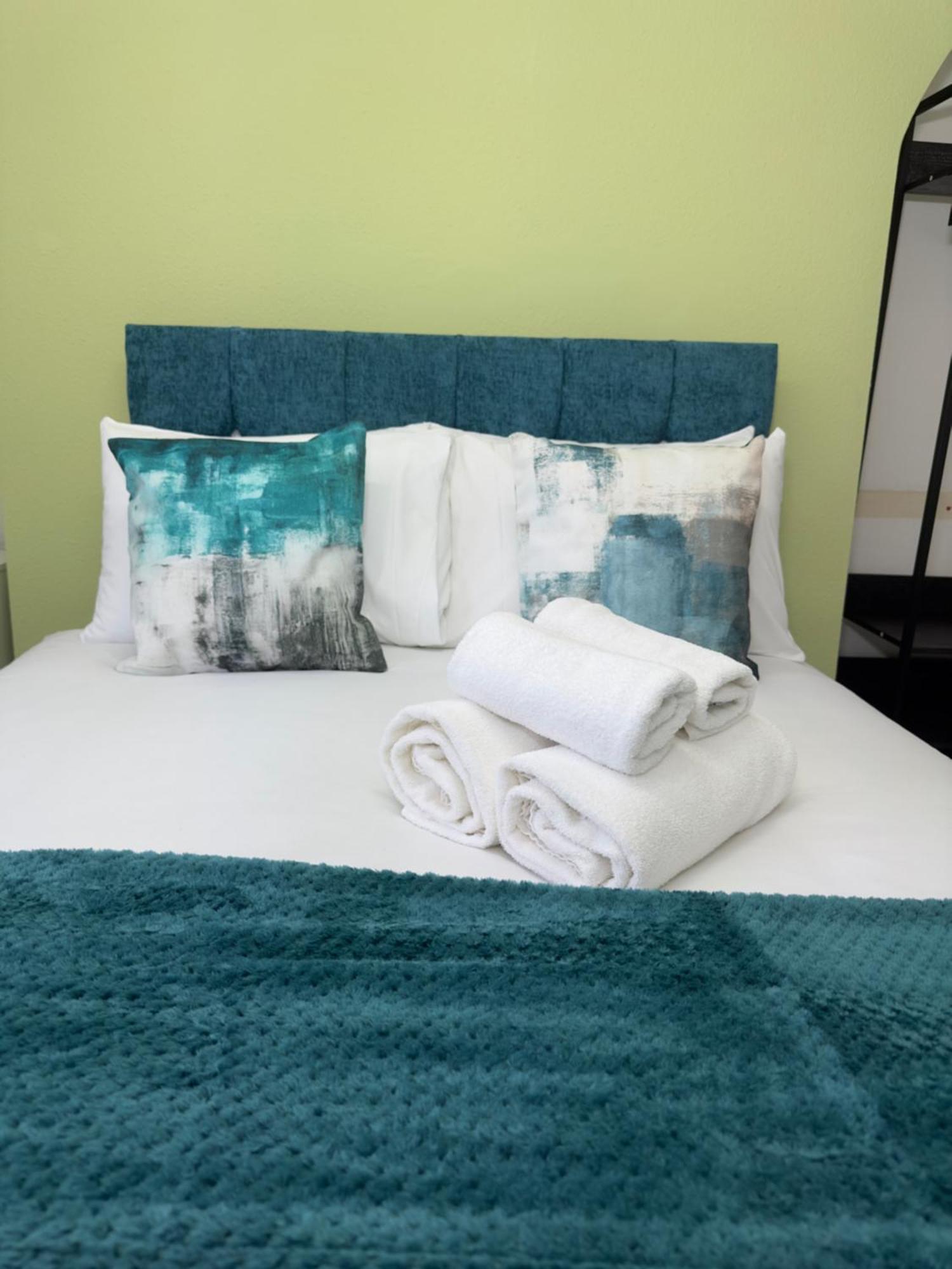 Newly Decorated 5-bed Hackney Townhouse Holiday home
