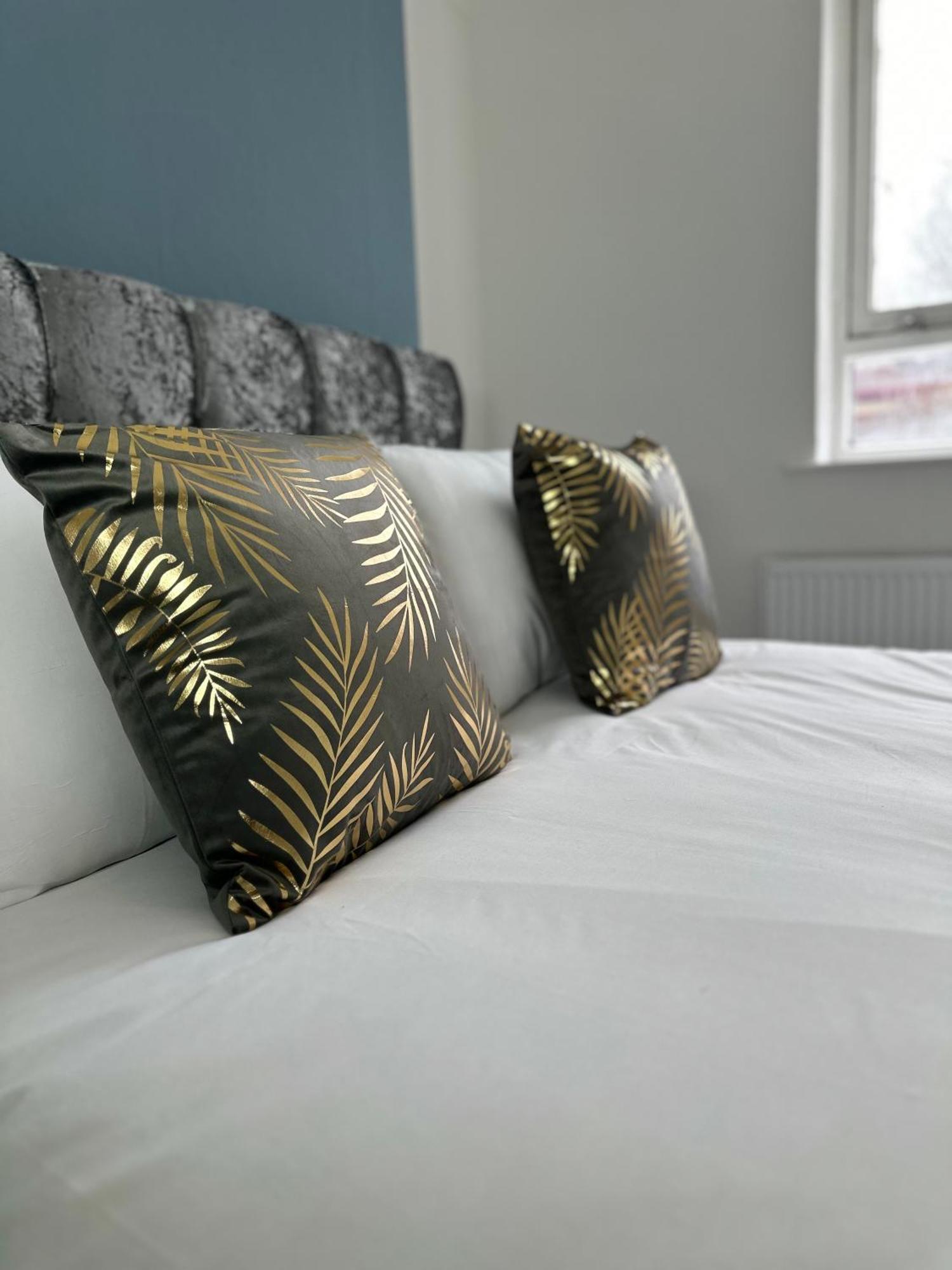 Newly Decorated 5-bed Hackney Townhouse London