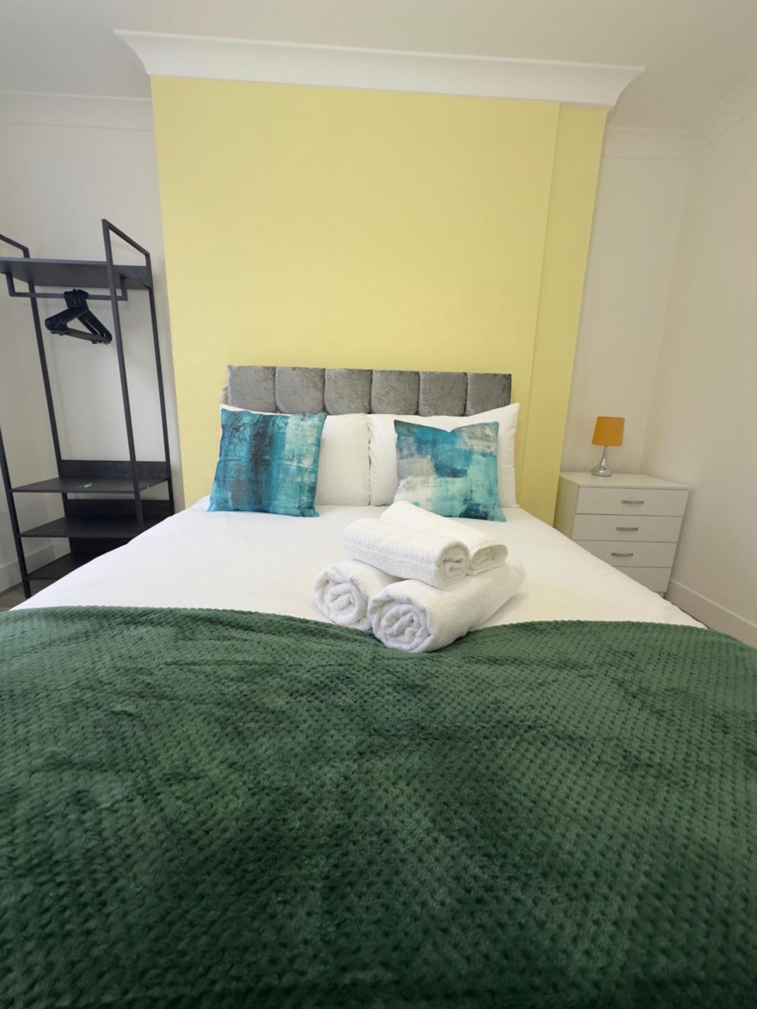 Newly Decorated 5-bed Hackney Townhouse * London