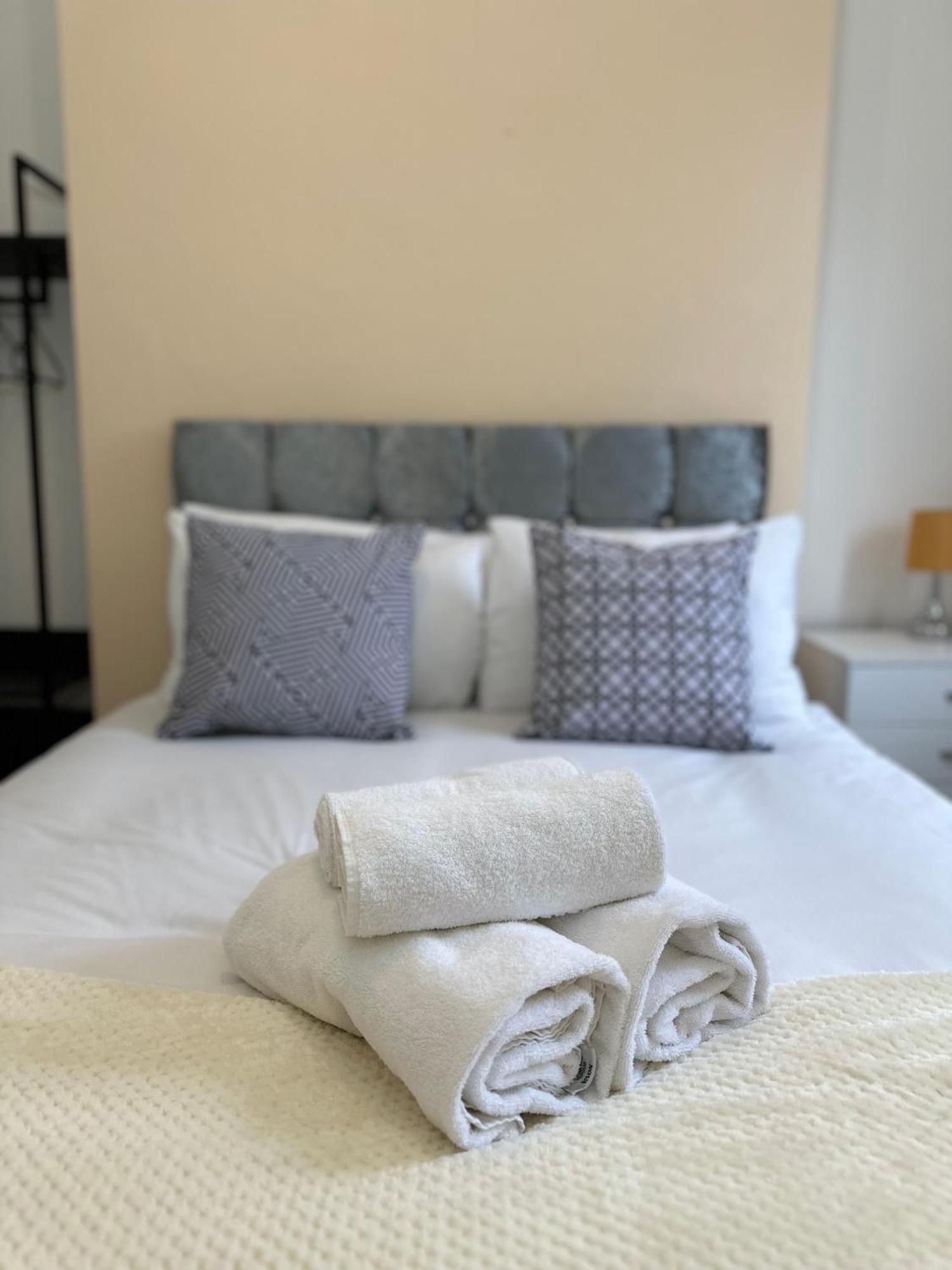 Newly Decorated 5-bed Hackney Townhouse *