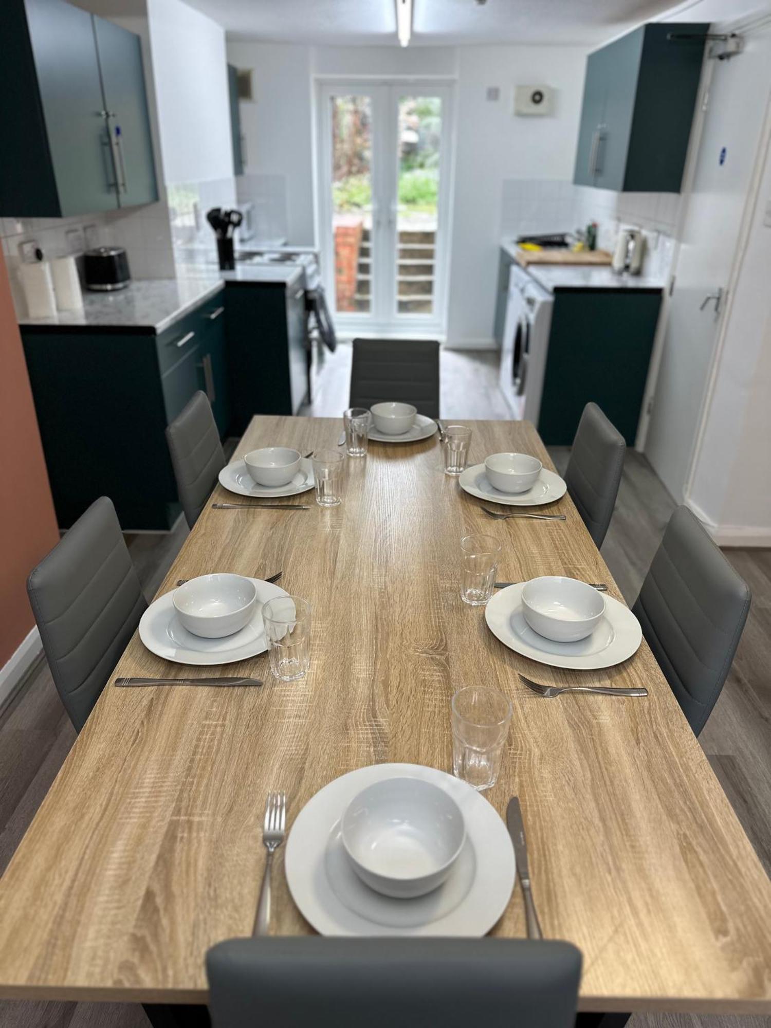 Newly Decorated 5-bed Hackney Townhouse Holiday home