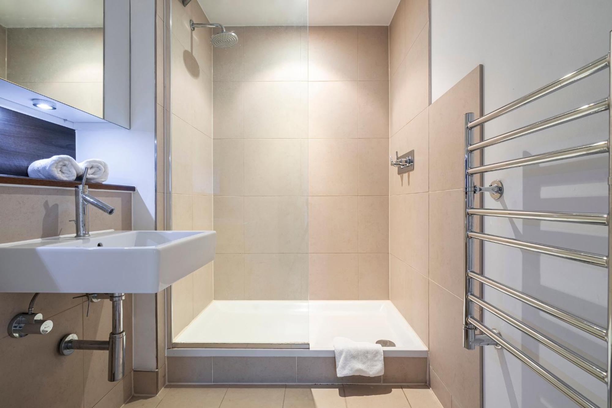 Borough Flat With Views By Underthedoormat London