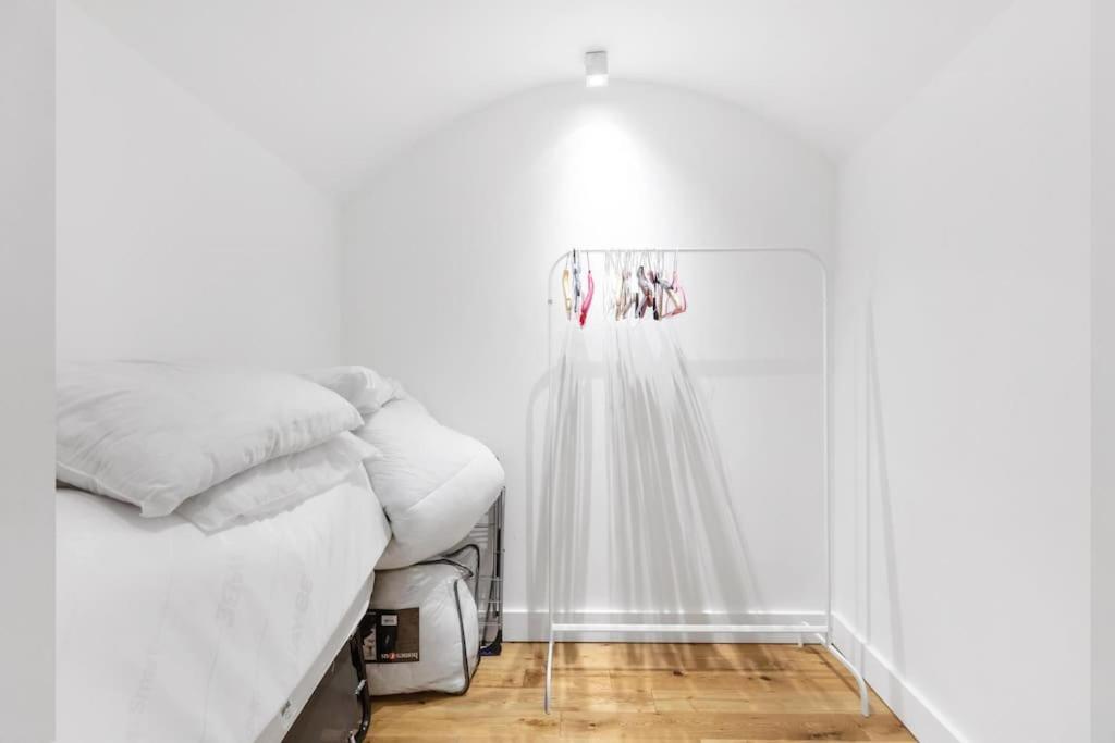 Bank/monument Apartment
