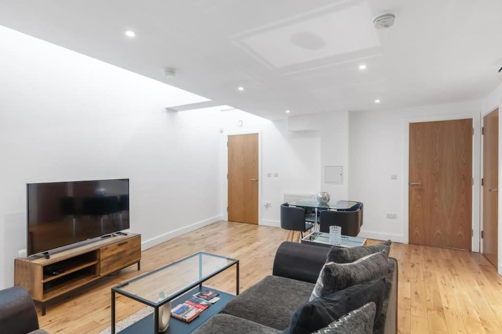 Bank/monument Apartment