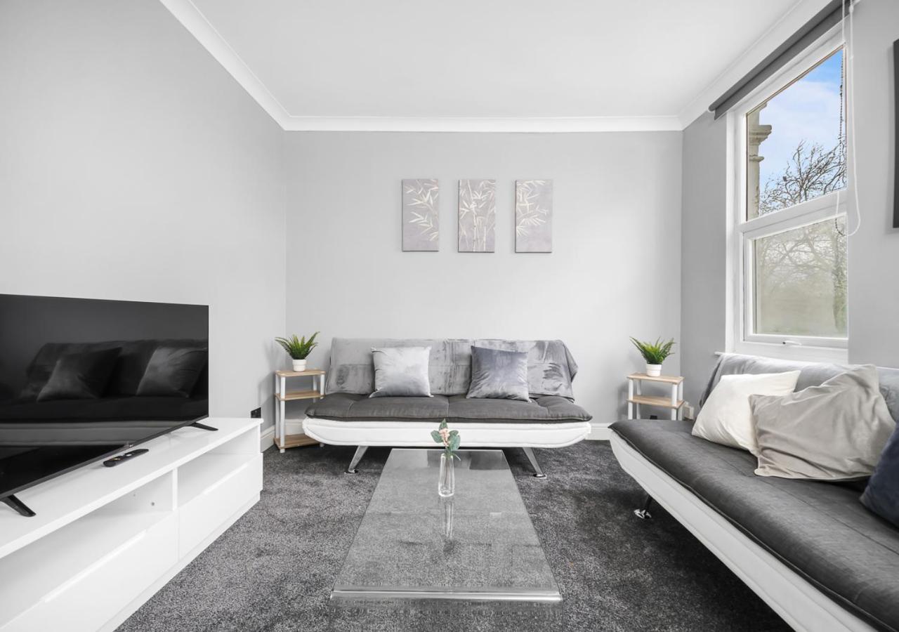 Apartment Uksas Two Bed Flat Park Front London
