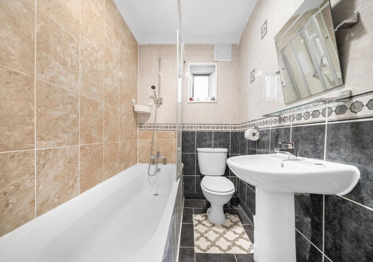 Uksas Two Bed Flat Park Front Apartment London