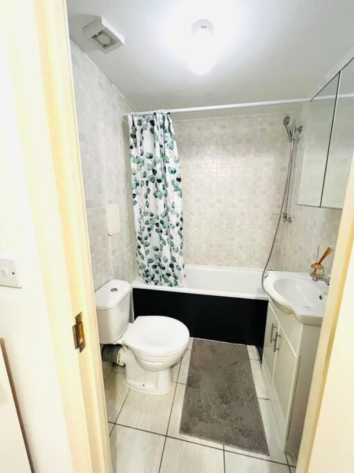 Excellent Two Bedroom Flat In Apartment *