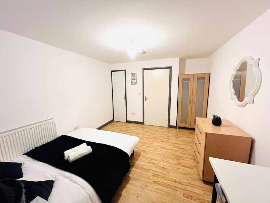 Excellent Two Bedroom Flat In Apartment