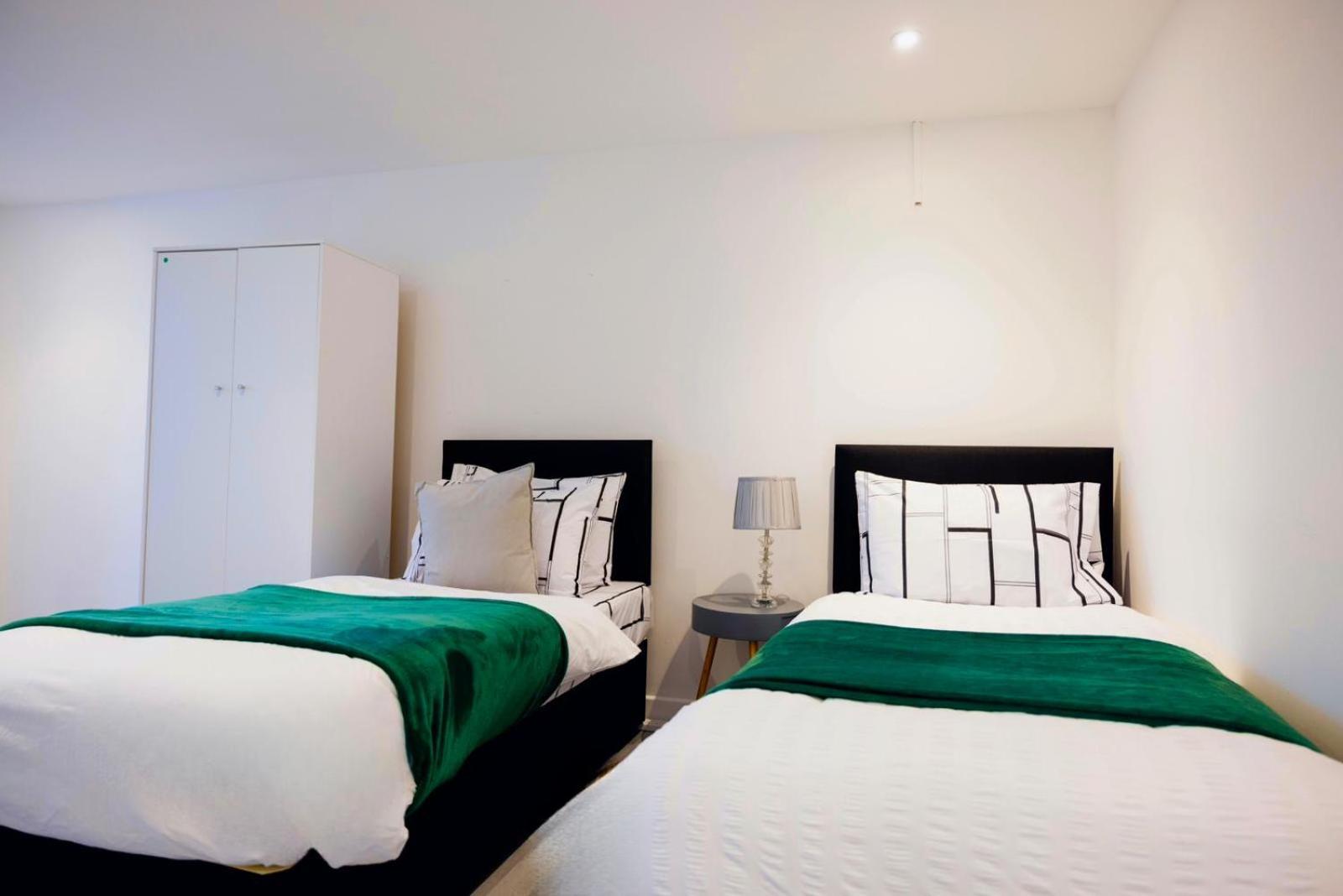 2 Bedrooms -parking-very Spacious-wifi Leilighet *