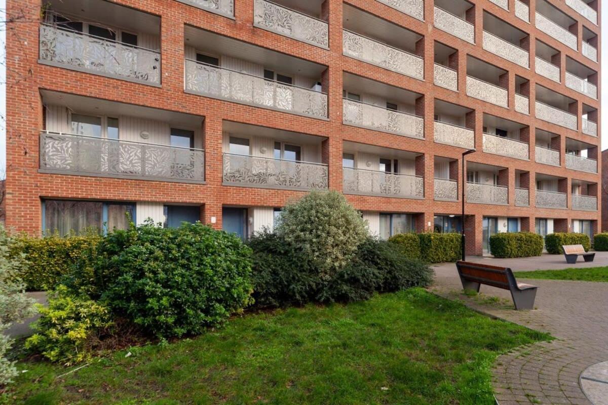 Modern 1 Bedroom Canning Town Apartment *