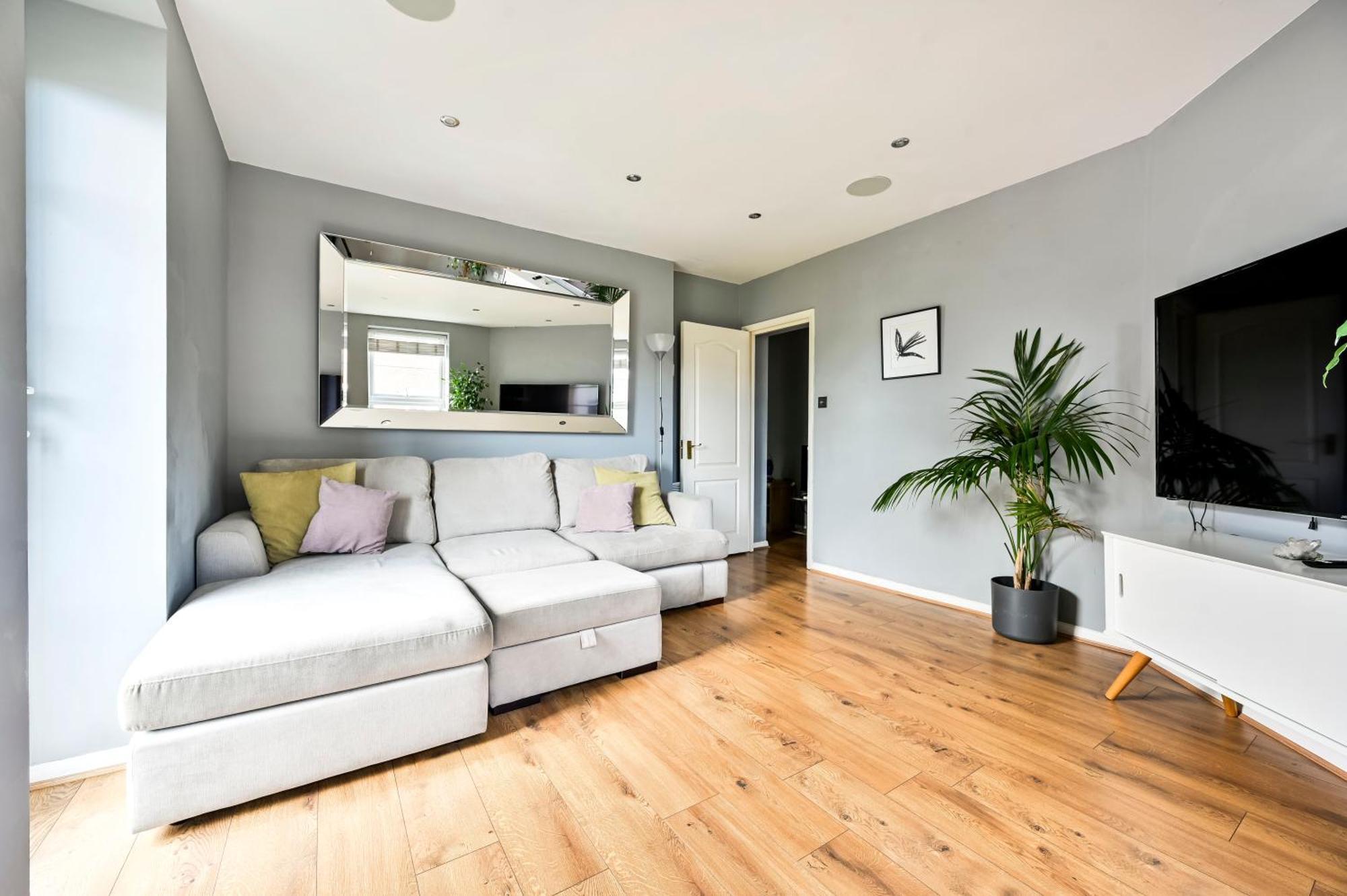 Cosy 1-Bed E15, Sleeps 4, 1 Min From Tube Station Near O2 Arena London