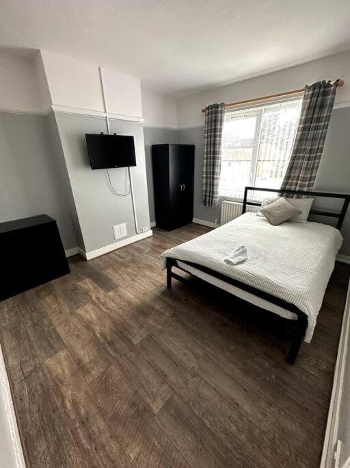 Holiday home Spacious Holiday Near Tube Station - By Starlet *