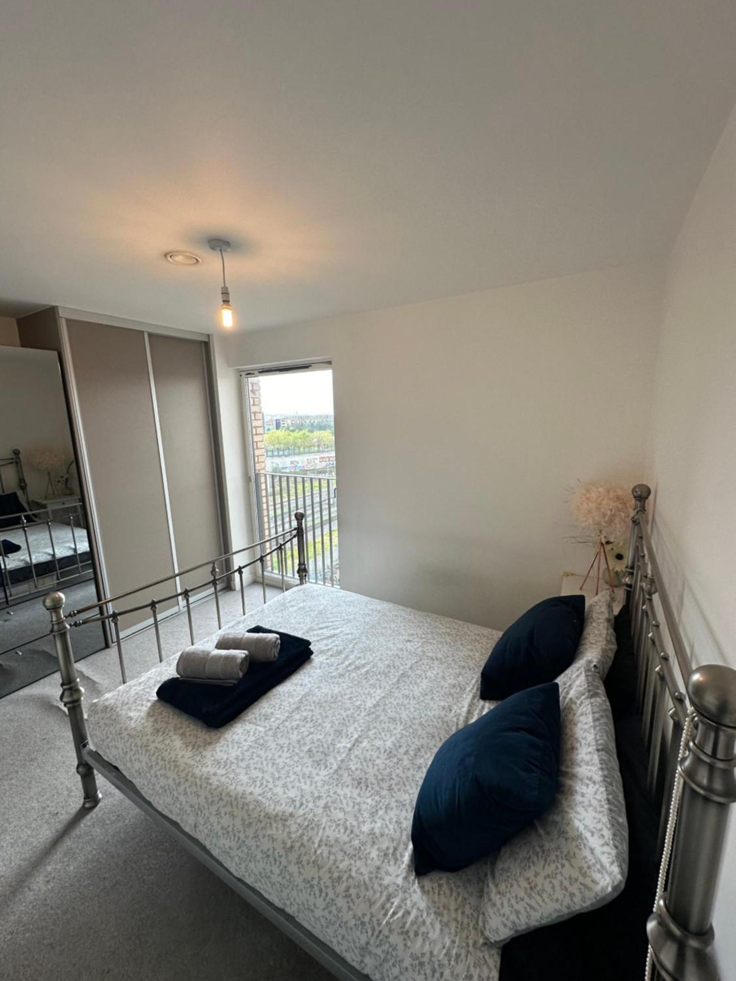 Luxury 3 Bedroom Flat In Stratford, London