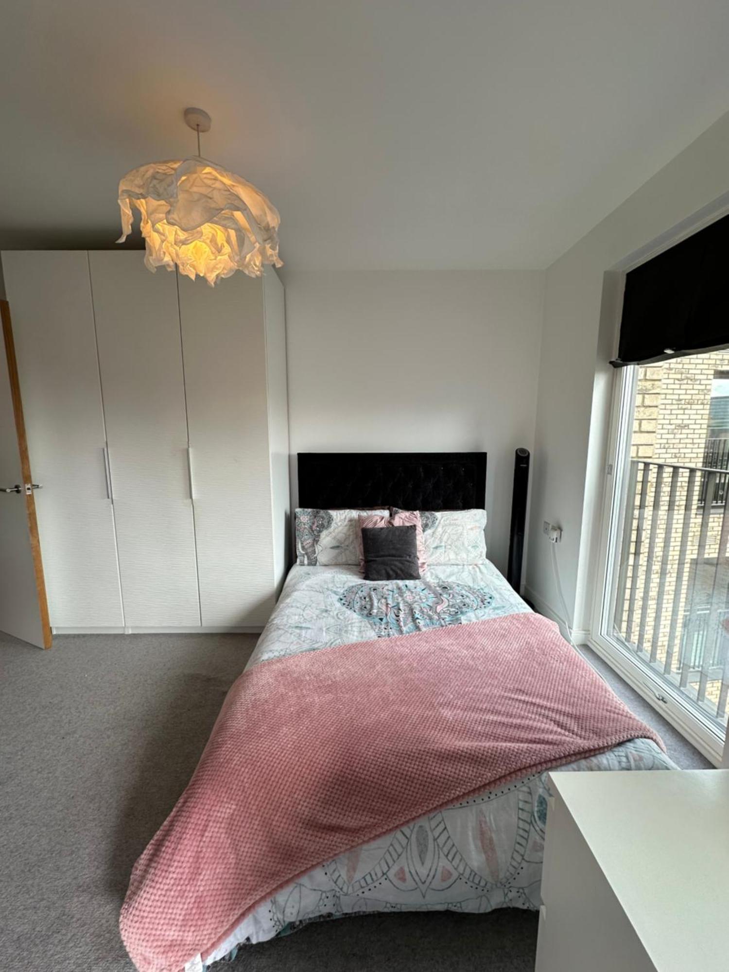 Luxury 3 Bedroom Flat In Stratford, Leilighet London