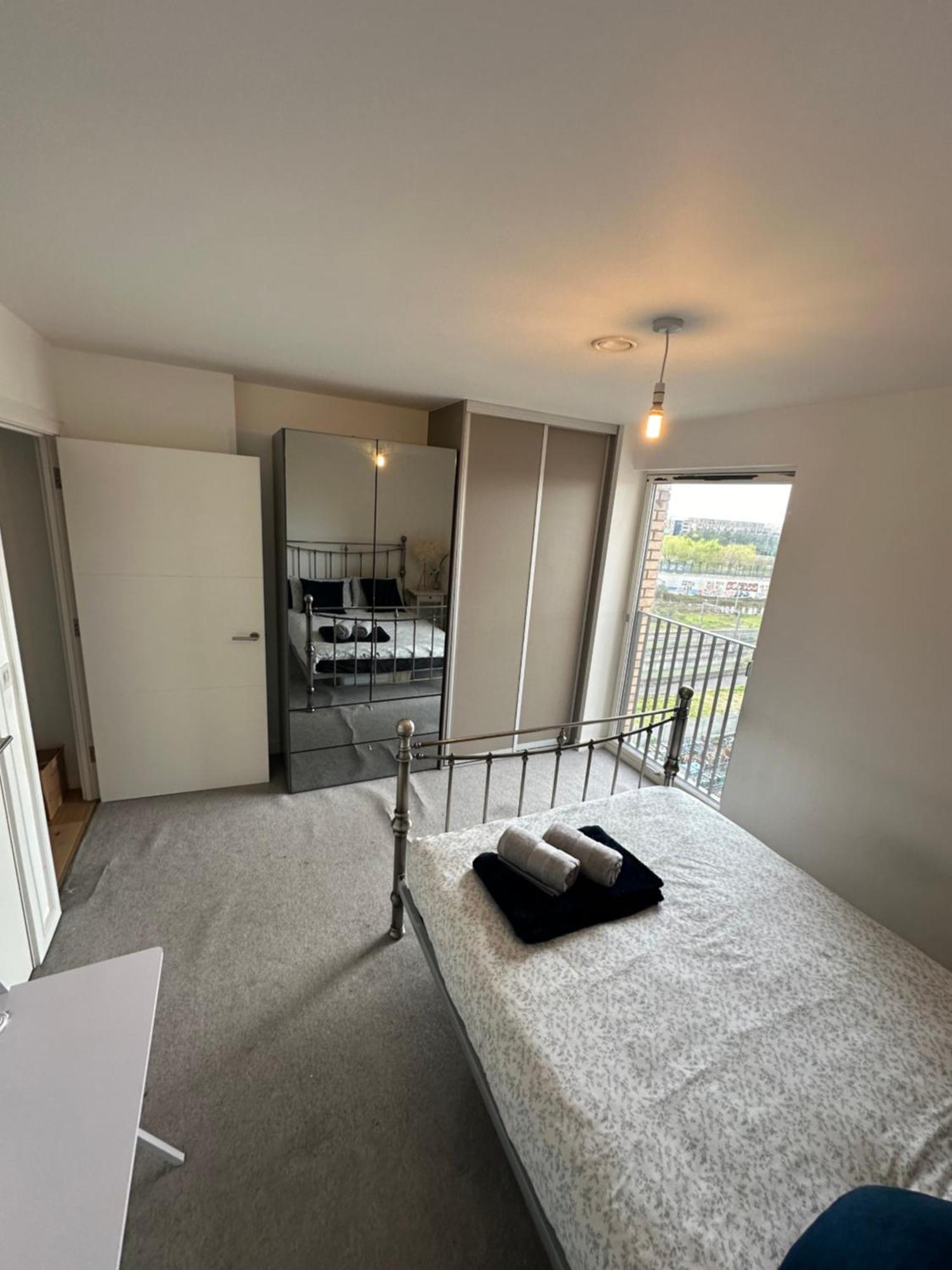 Luxury 3 Bedroom Flat In Stratford, London