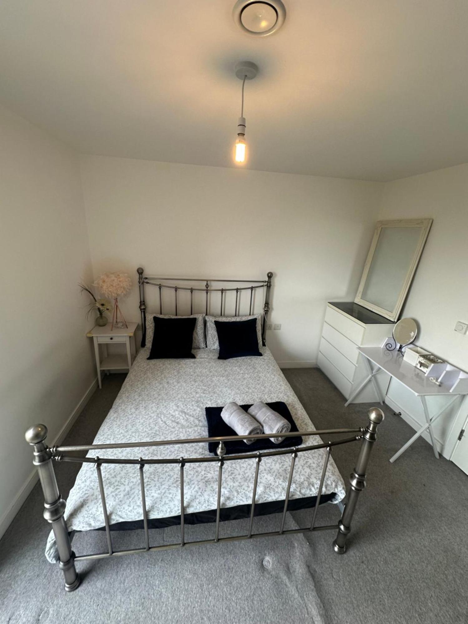 Luxury 3 Bedroom Flat In Stratford, Leilighet London