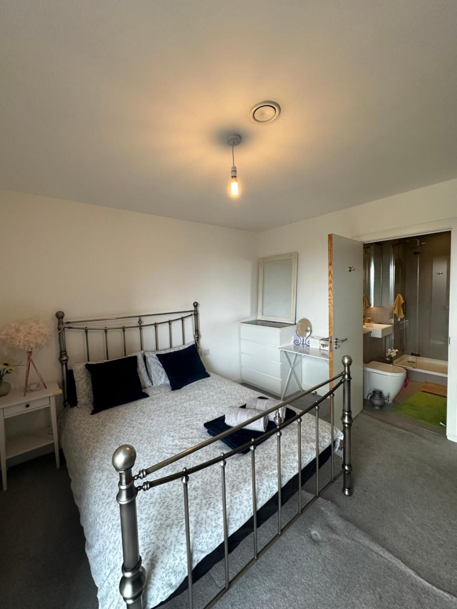 Luxury 3 Bedroom Flat In Stratford, London