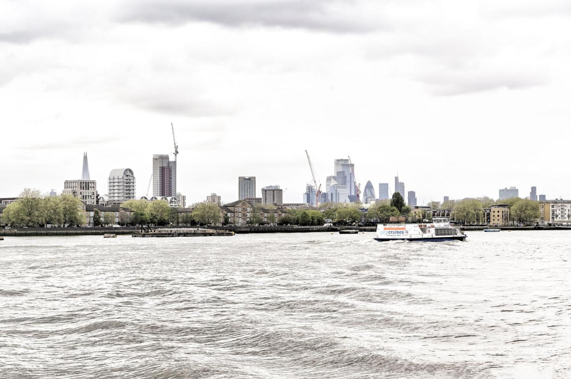 River Views From Canary Wharf Apartment *