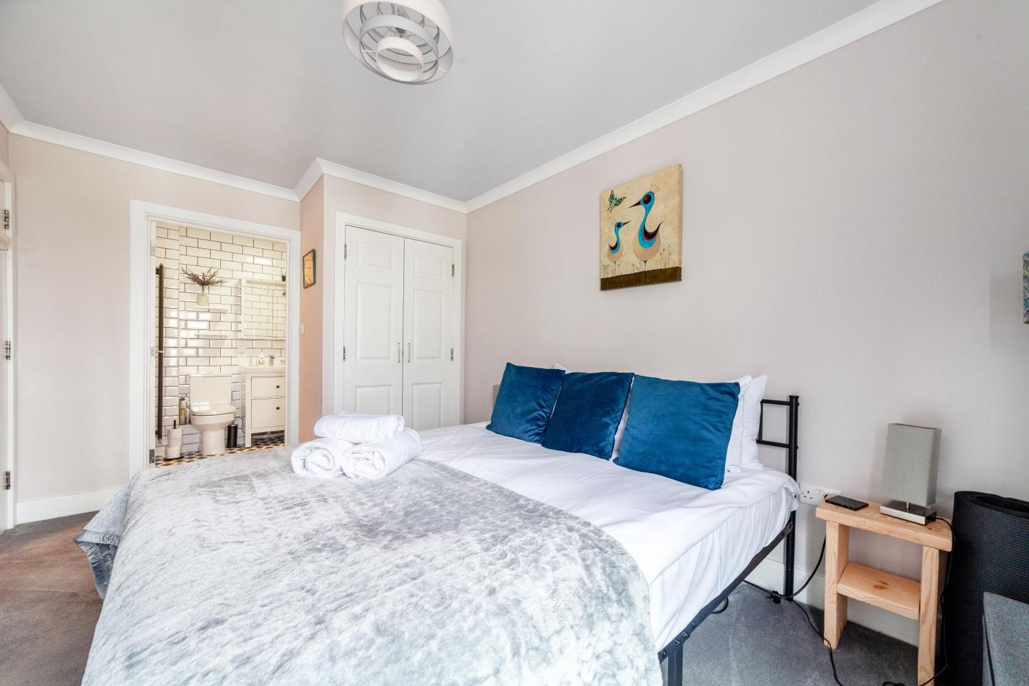 Stylish Chic Retreat: 1-bed, Near Canary Wharf