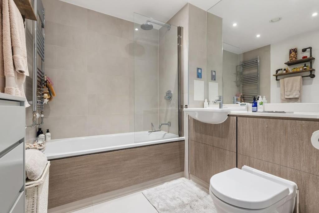 Appartement Modern New 1-bedroom Stunning Views Londen