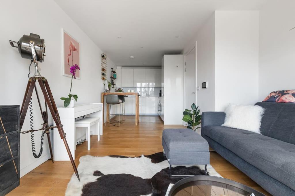 Appartement Modern New 1-bedroom Stunning Views Londen