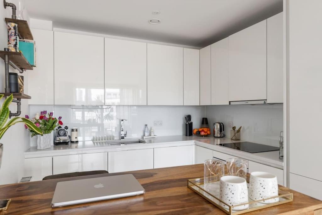 Appartement Modern New 1-bedroom Stunning Views Londen